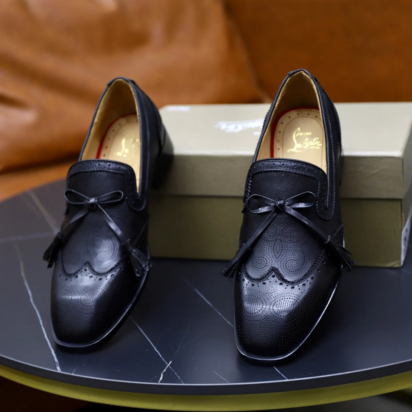 Ex-factory price: 680💰Christia*.Loubouti*🆑High-end men’s business formal leather shoes｜Classic red sole shoes｜Original imported first-layer cowhide｜Water-dyed cowhide lining｜Italian imported red rubber outsole｜High-end luxury｜Perfect interpretation of fashion, sunshine, style, suitable for various occasions Size: 38-44 (customized for 45, 46, 47)